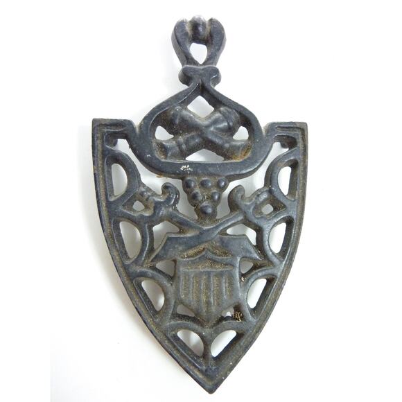 Vintage Wilton Black Cast Iron Spade Footed Metal Trivet with Handle Mini - Picture 2 of 3